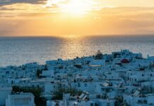 Na tem grškem otoku lahko poleti bivate zastonj – preverite kaj morate storiti? A čas za prijavo se izteka…
