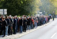 Kaj se je dogajalo na Vrhniki danes? vrsta pred ZD SB