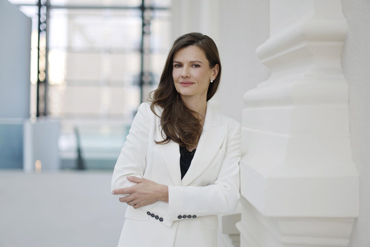 Milo za drago: Urška Bačovnik Janša enkrat na naslovnici One Plus in Tina Gaber postane stalna kolmunistka – naključje?