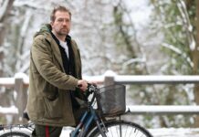 Zakaj Jaša Jenull v tej vladi ne kolesari več? Si je morda poškodoval koleno?