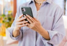 Telefonske prevare iz tujine: Kako vas goljufi iz tujine lovijo po telefonu in zakaj je to vse pogostejše?