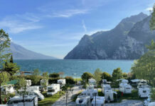 Prvomajski pobeg na štirih kolesih: kam z avtodomom in koliko vas bo stalo