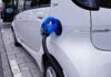 Zaradi naftne krize, povpraševanje po električnih avtomobilih vse večje: Slovenci množično preverjajo subvencije – se res splača preklopiti?