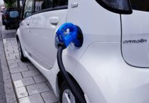 Zaradi naftne krize, povpraševanje po električnih avtomobilih vse večje: Slovenci množično preverjajo subvencije – se res splača preklopiti?