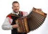 Nov slovenski ponos: Robert Gotar je podrl svetovni, Guinnessov rekord v igranju harmonike!