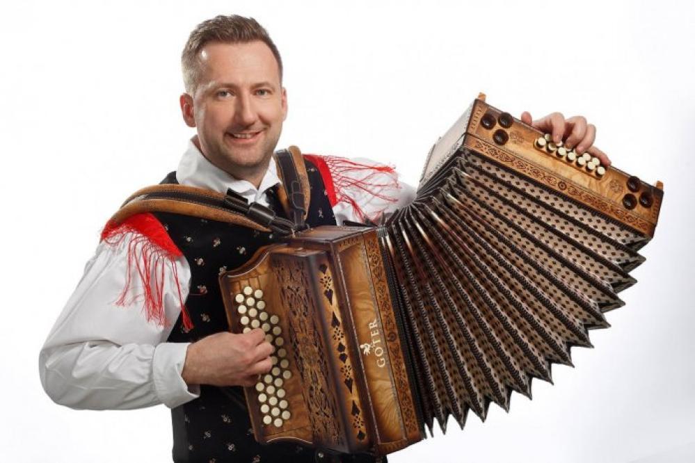 Nov slovenski ponos: Robert Gotar je podrl svetovni, Guinnessov rekord v igranju harmonike!