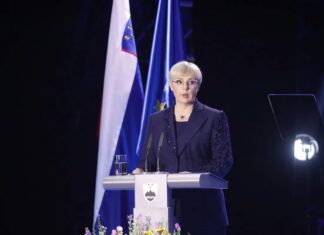 Predsednica Nataša Pirc Musar včeraj na proslavi zagrenjena in togega obraza – kasneje pa so jo izžvižgali….