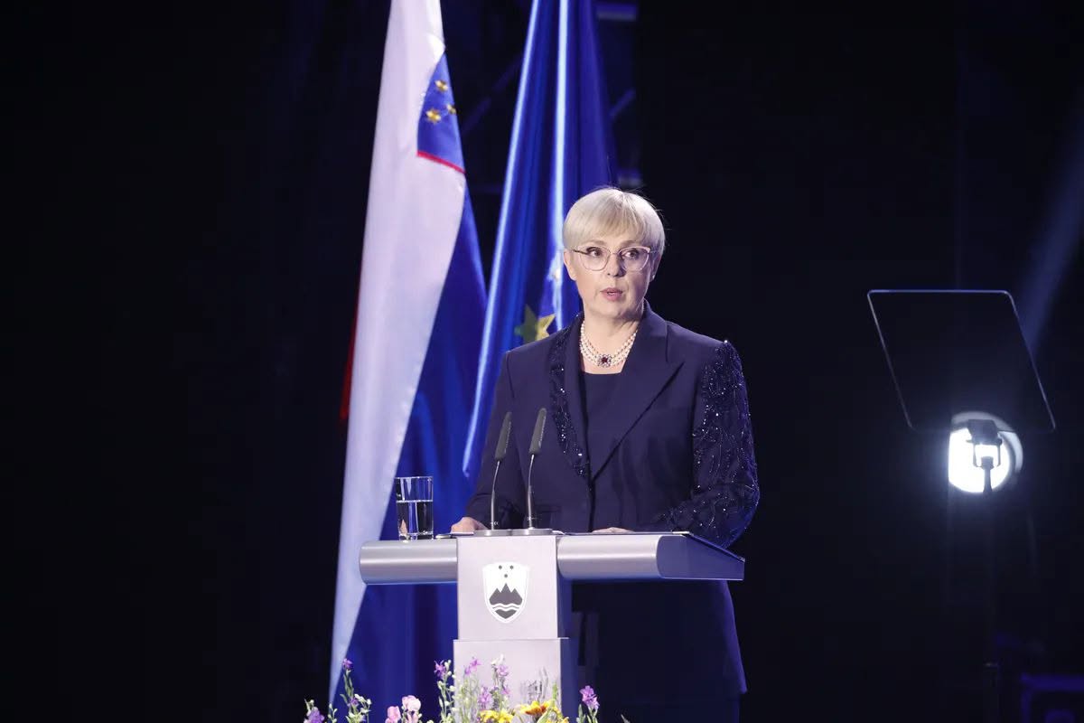 Predsednica Nataša Pirc Musar včeraj na proslavi zagrenjena in togega obraza – kasneje pa so jo izžvižgali….