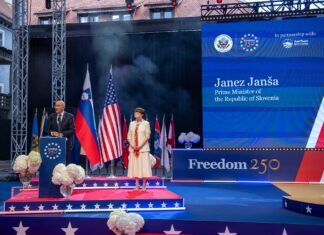 Odmevna slovesnost v Križankah: Janša ob ameriškem jubileju govoril o svobodi, nato pa se srečal z očetom Melanie Trump