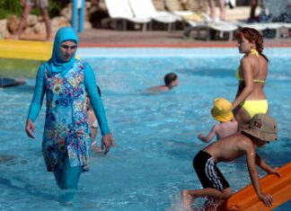 Slovenci počasi izgubljamo kopališča – burkiniji namesto bikinijev