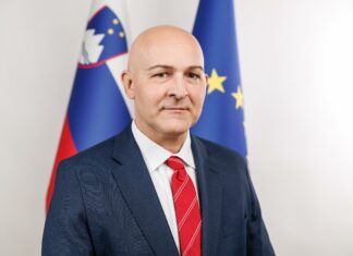 Novi minister za šolstvo končno vrača avtoriteto učiteljem: »Šola mora učiti, kako misliti, ne kaj misliti« Rončević, minister - chat gpt