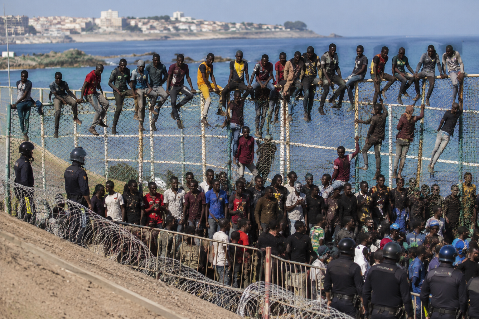 Ceuta znova pod pritiskom: Maroko ustavil skoraj 300 migrantov, splet pa že vabi v nov množični prehod!