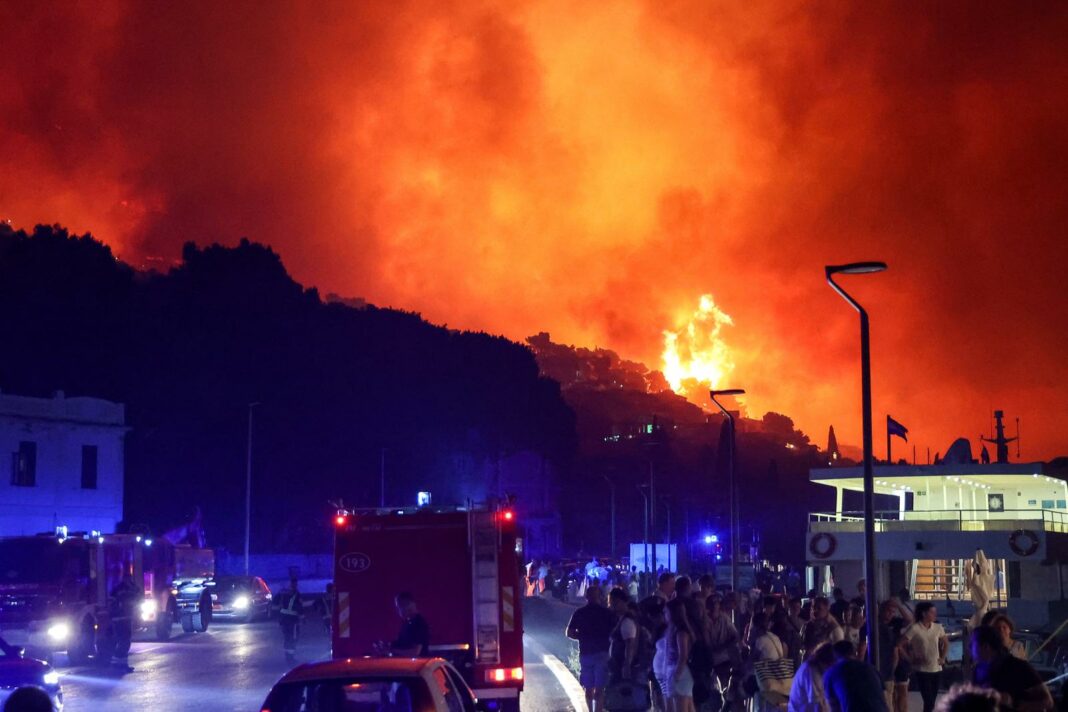 Požar kod Omiša: Evakuiran velik broj turista i mještana, pred vatrogascima je besana noć