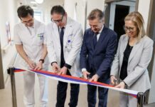 Marko Jug razrešen z direktorskega stola UKC Ljubljana: še pred meseci je z Golobom za kamere odpiral oddelek, ki je nato sameval Generalni direktor UKC Ljubljana Marko Jug ob tedanjem premierju Robertu Golobu med marčevskim obiskom UKC Ljubljana. Le nekaj dni pred parlamentarnimi volitvami so slovesno odprli prenovljene prostore nefrološkega oddelka. Foto: Nebojša Tejič/STA.