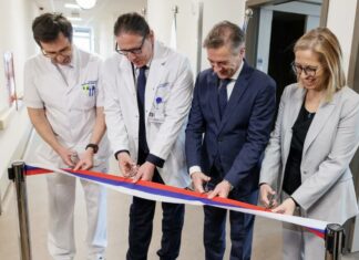 Marko Jug razrešen z direktorskega stola UKC Ljubljana: še pred meseci je z Golobom za kamere odpiral oddelek, ki je nato sameval Generalni direktor UKC Ljubljana Marko Jug ob tedanjem premierju Robertu Golobu med marčevskim obiskom UKC Ljubljana. Le nekaj dni pred parlamentarnimi volitvami so slovesno odprli prenovljene prostore nefrološkega oddelka. Foto: Nebojša Tejič/STA.